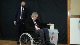 Druhé kolo prezidentských voleb: Miloš Zeman v doprovodu manželky Ivany odevzdal hlas v Lánech. (27.1.2023)