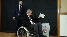 Druhé kolo prezidentských voleb: Miloš Zeman v doprovodu manželky Ivany odevzdal hlas v Lánech. (27.1.2023)