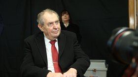 Druhé kolo prezidentských voleb: Miloš Zeman v doprovodu manželky Ivany odevzdal hlas v Lánech. (27.1.2023)