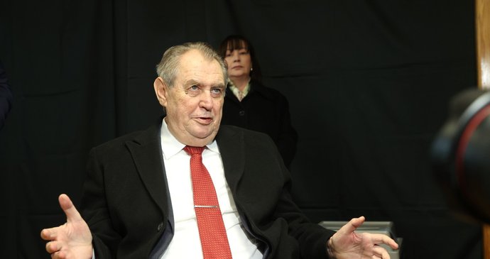 Druhé kolo prezidentských voleb: Miloš Zeman v doprovodu manželky Ivany odevzdal hlas v Lánech. (27.1.2023)