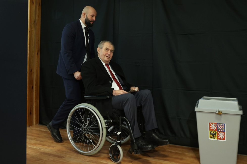 Miloš Zeman je v posledních letech upoután na invalidní vozík