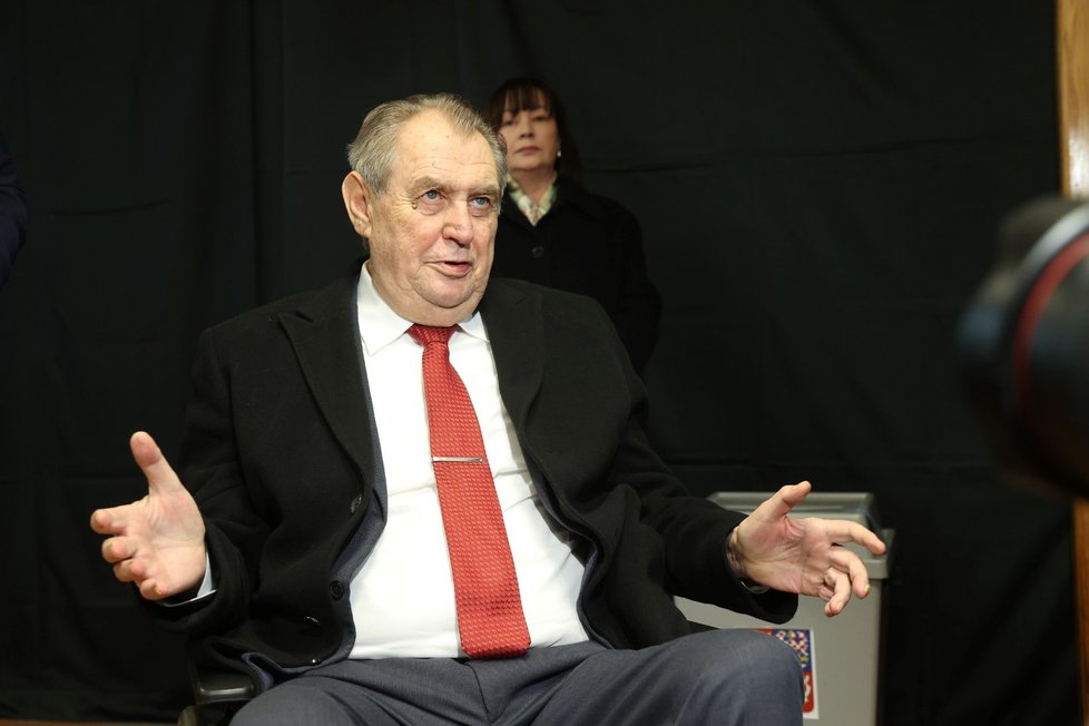 Druhé kolo prezidentských voleb: Miloš Zeman v doprovodu manželky Ivany odevzdal hlas v Lánech (27. 1. 2023).