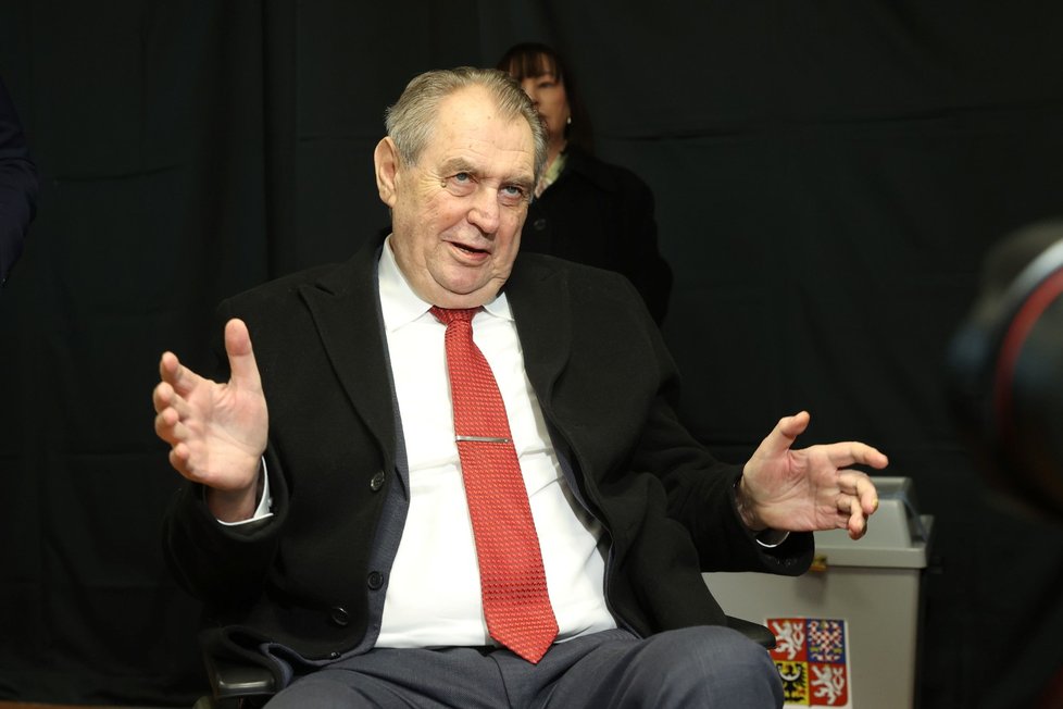 Druhé kolo prezidentských voleb: Miloš Zeman v doprovodu manželky Ivany odevzdal hlas v Lánech. (27.1.2023)