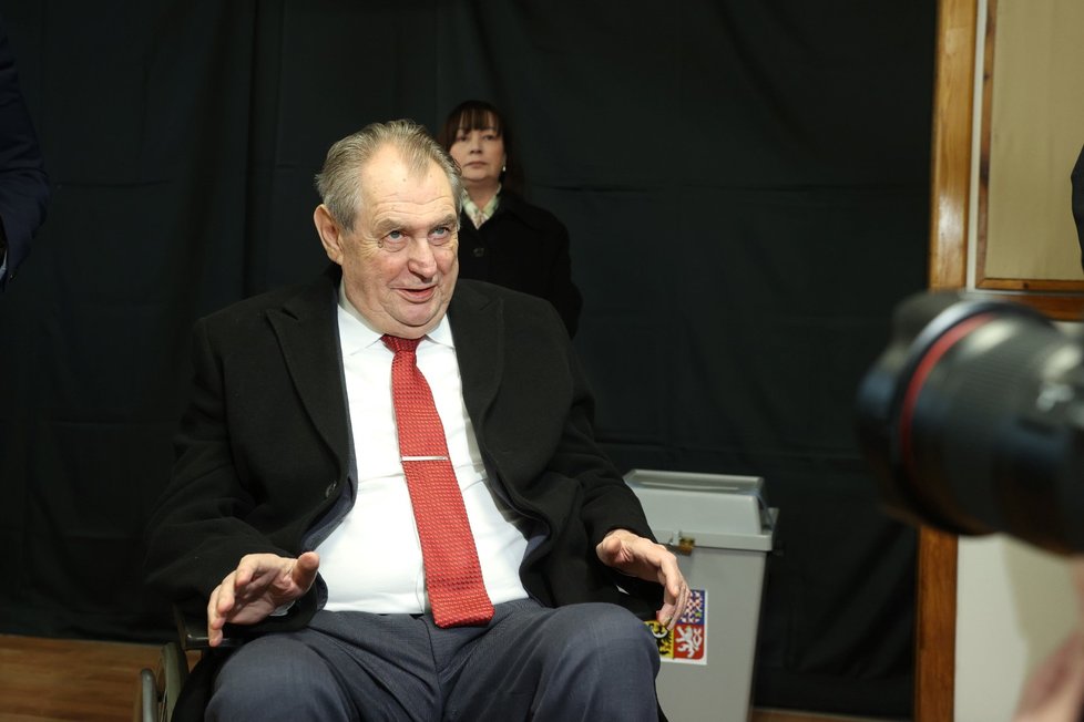 Druhé kolo prezidentských voleb: Miloš Zeman v doprovodu manželky Ivany odevzdal hlas v Lánech. (27.1.2023)