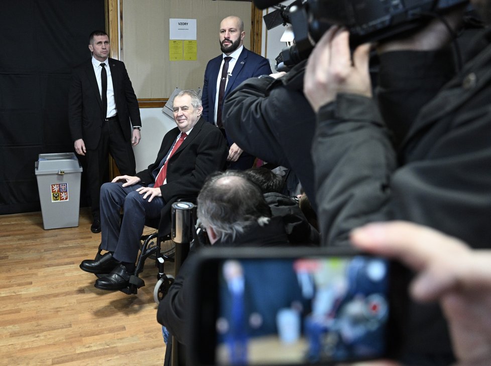 Druhé kolo prezidentských voleb: Miloš Zeman v doprovodu manželky Ivany odevzdal hlas v Lánech. (27.1.2023)