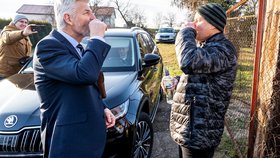Nově zvolený prezident ČR Petr Pavel (vlevo) a jeho soused Vlastimil Pilař, který mu nalévá přípitek před odjezdem z Černoučku. (29.1.2023)