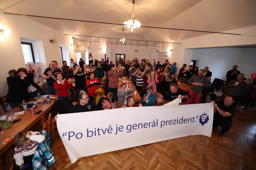 Lidé v Černoučku, kde žije Petr Pavel, slaví jeho volební vítězství. (28.1.2023)