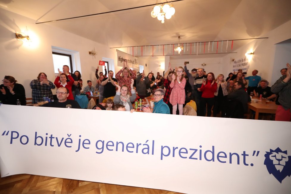 Lidé v Černoučku, kde žije Petr Pavel, slaví jeho volební vítězství. (28.1.2023)