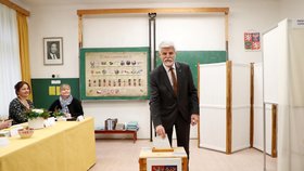Druhé kolo prezidentských voleb: Petr Pavel odevzdal hlas v doprovodu manželky Evy v Černoučku na Litoměřicku. (27.1.2023)