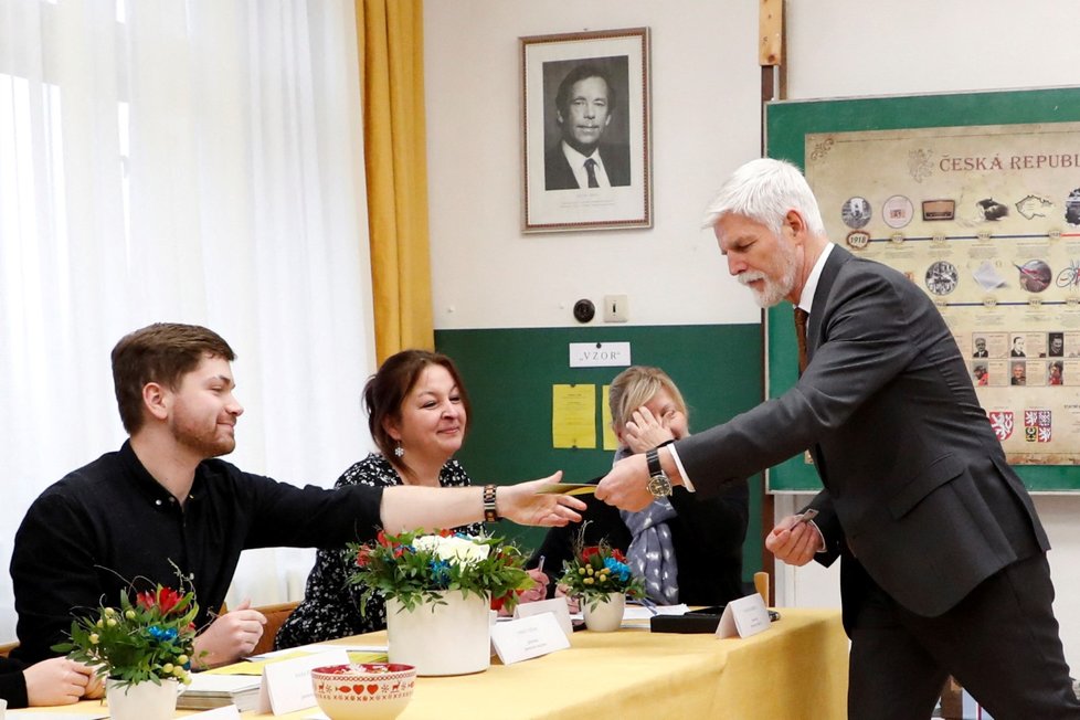 Druhé kolo prezidentských voleb: Petr Pavel odevzdal hlas v doprovodu manželky Evy v Černoučku na Litoměřicku. (27.1.2023)