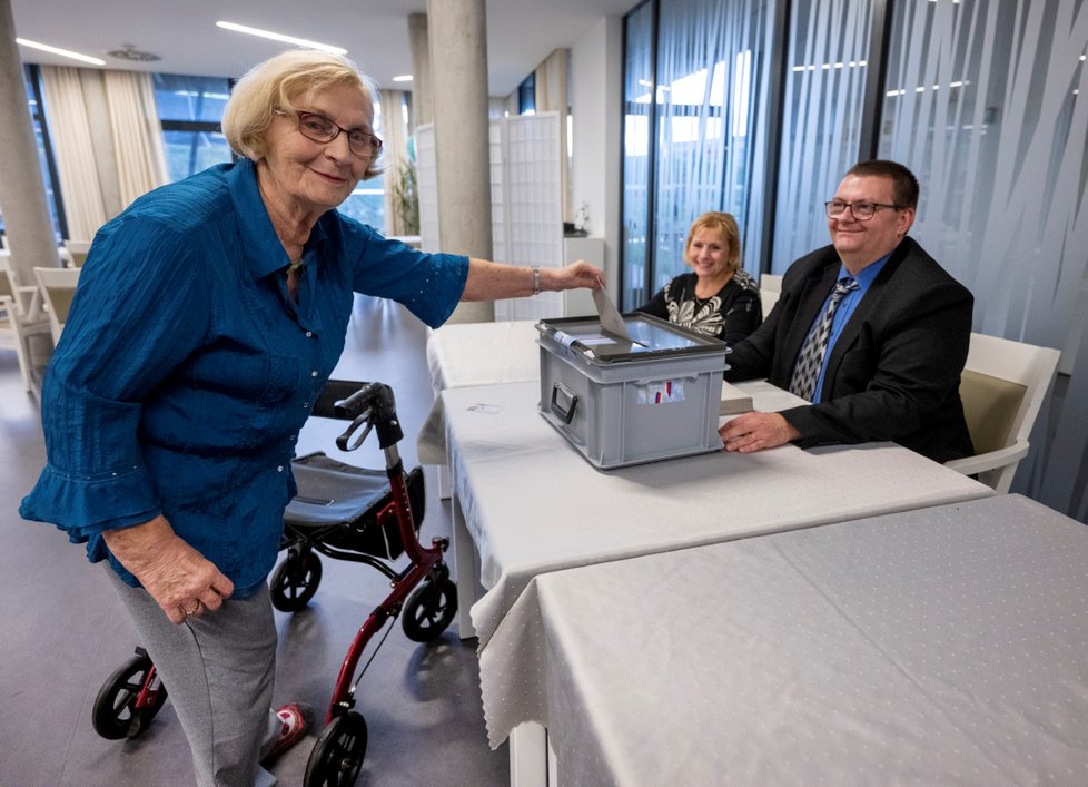 Klienti hlasují v Senior Centru Štěrboholy. (13.1.2023)