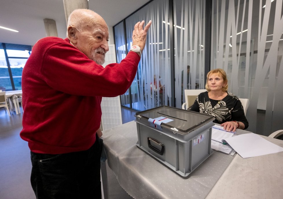 Klienti hlasují v Senior Centru Štěrboholy. (13.1.2023)