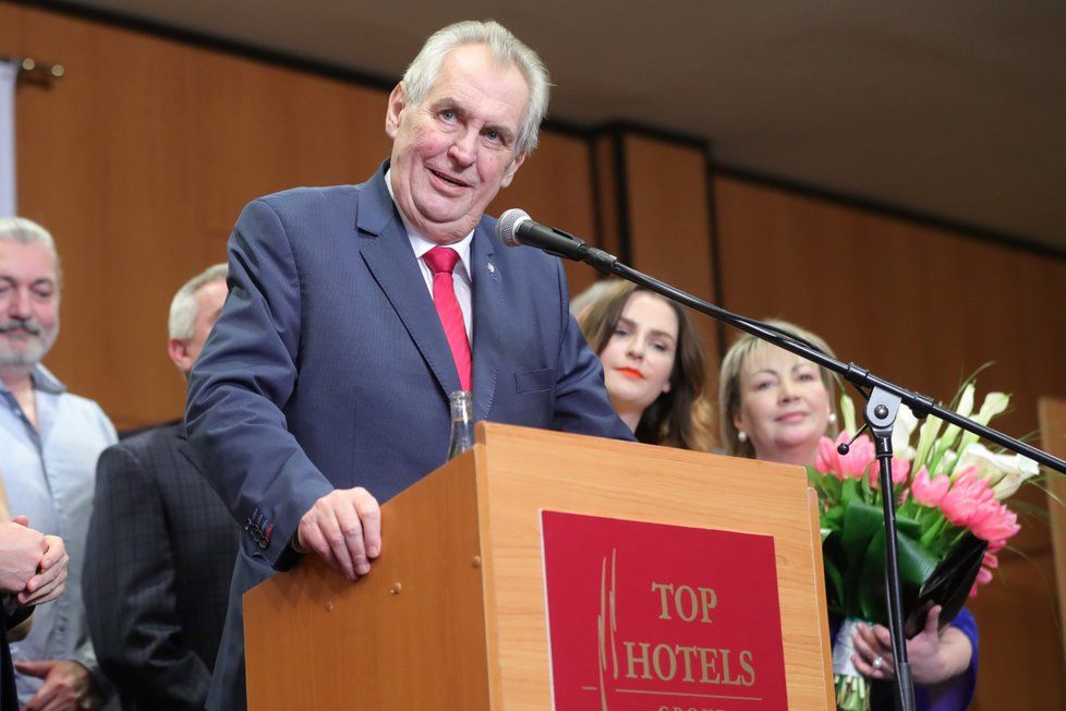 Miloš Zeman před svými příznivci vystoupil krátce před půl pátou odpoledne.