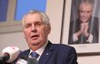 Miloš Zeman doufá, že v druhém kole budou voliči spoléhat hlavně na vlastní rozum a ne na doporučení kandidátů, které podpořili v prvním kole, prohlásil to na tiskové konferenci k výsledkům voleb