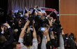 Volební štáb Miloše Zemana pomalu propuká v oslavy
