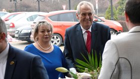 Miloš Zeman dorazil do volebního štábu v TOP hotelu i s manželkou Ivanou.