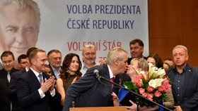 Milan Chovanec (úplně vpravo) nechyběl na oslavě znovuzvolení Miloše Zemana.