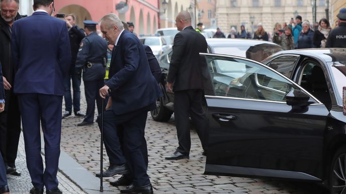 Do svého volebního štábu dorazil i současný prezident Miloš Zeman