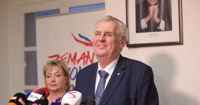 Miloš Zeman doufá, že v druhém kole budou voliči spoléhat hlavně na vlastní rozum a ne na doporučení kandidátů, které podpořili v prvním kole, prohlásil to na tiskové konferenci k výsledkům voleb.