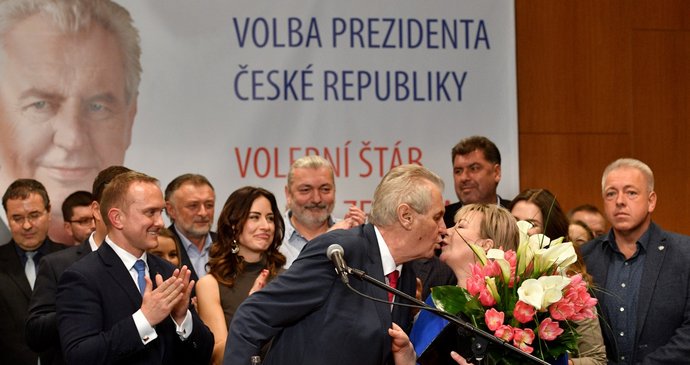 Milan Chovanec (úplně vpravo) nechyběl na oslavě znovuzvolení Miloše Zemana.