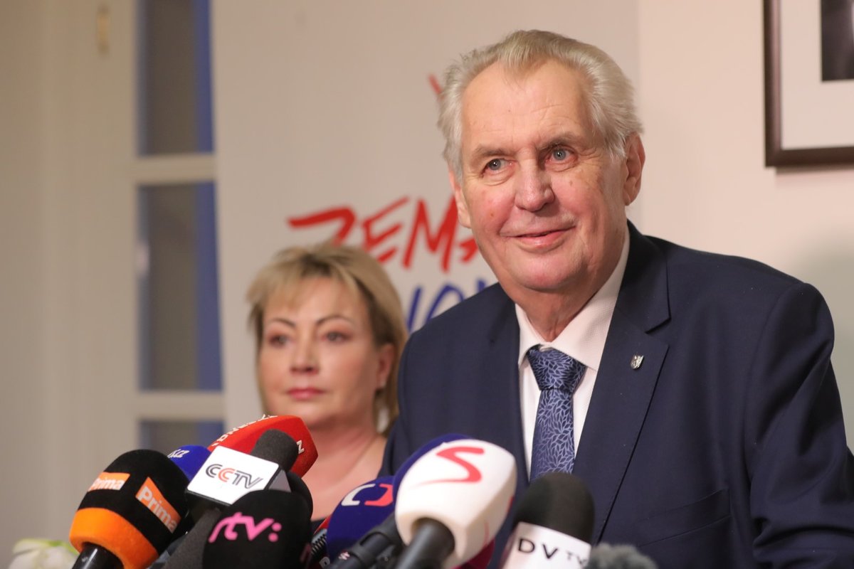 Miloš Zeman doufá, že v druhém kole budou voliči spoléhat hlavně na vlastní rozum a ne na doporučení kandidátů, které podpořili v prvním kole, prohlásil to na tiskové konferenci k výsledkům voleb