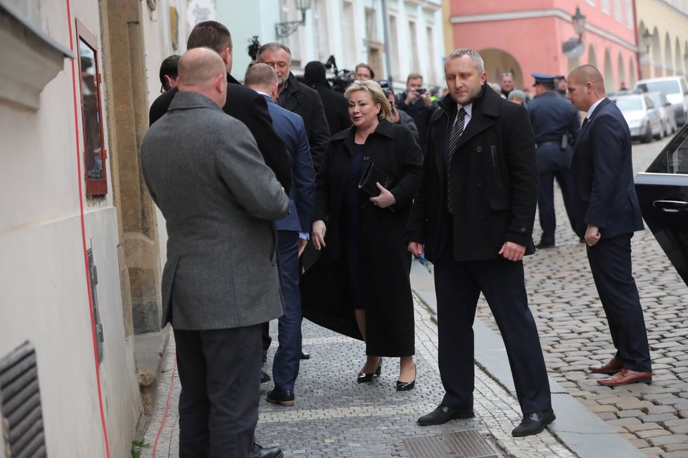 Do volebního štábu dorazila manželka současného prezidenta Ivana Zemanová