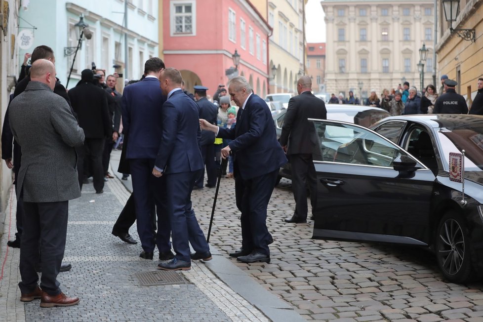 Do svého volebního štábu dorazil i současný prezident Miloš Zeman.
