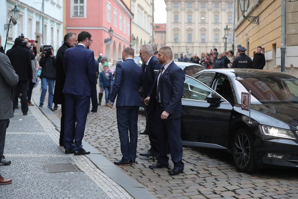 Do svého volebního štábu dorazil i současný prezident Miloš Zeman