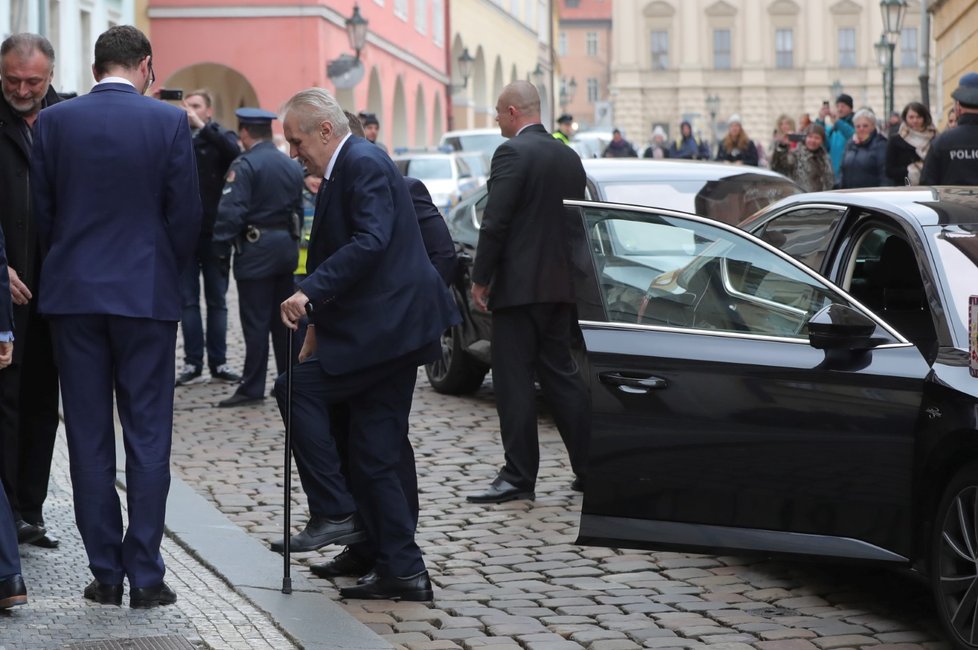 Do svého volebního štábu dorazil i současný prezident Miloš Zeman