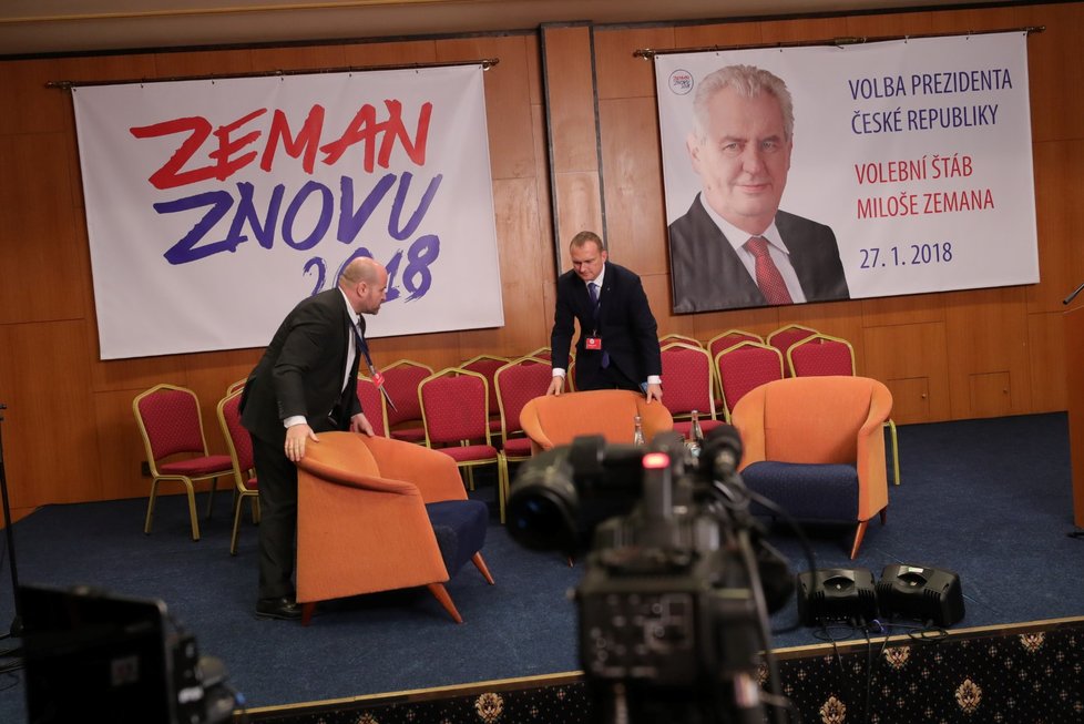 Volební štáb Miloše Zemana v pražském Top Hotelu se pomalu plní jeho příznivci a spolupracovníky