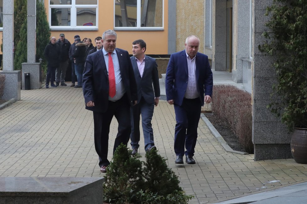 Volební štáb Miloše Zemana v pražském Top Hotelu se pomalu plní jeho příznivci a spolupracovníky