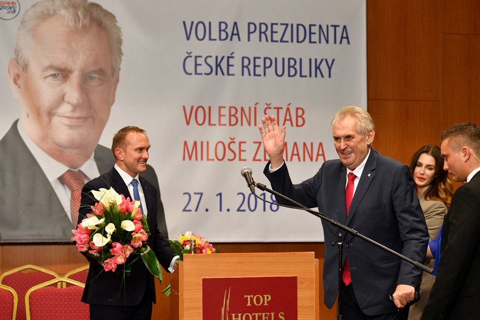Miloš Zeman před svými příznivci vystoupil krátce před půl pátou odpoledne