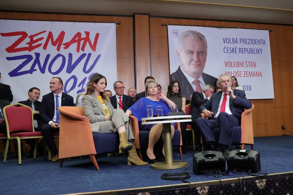 Na tiskové konferenci Miloše Zemana zazněla i česká hymna v podání Daniela Hůlky