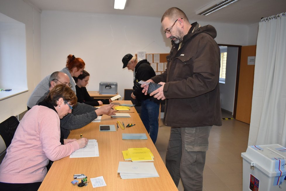 Starosta Polné na Šumavě Jaroslav Pavlíček volil mezi prvními.