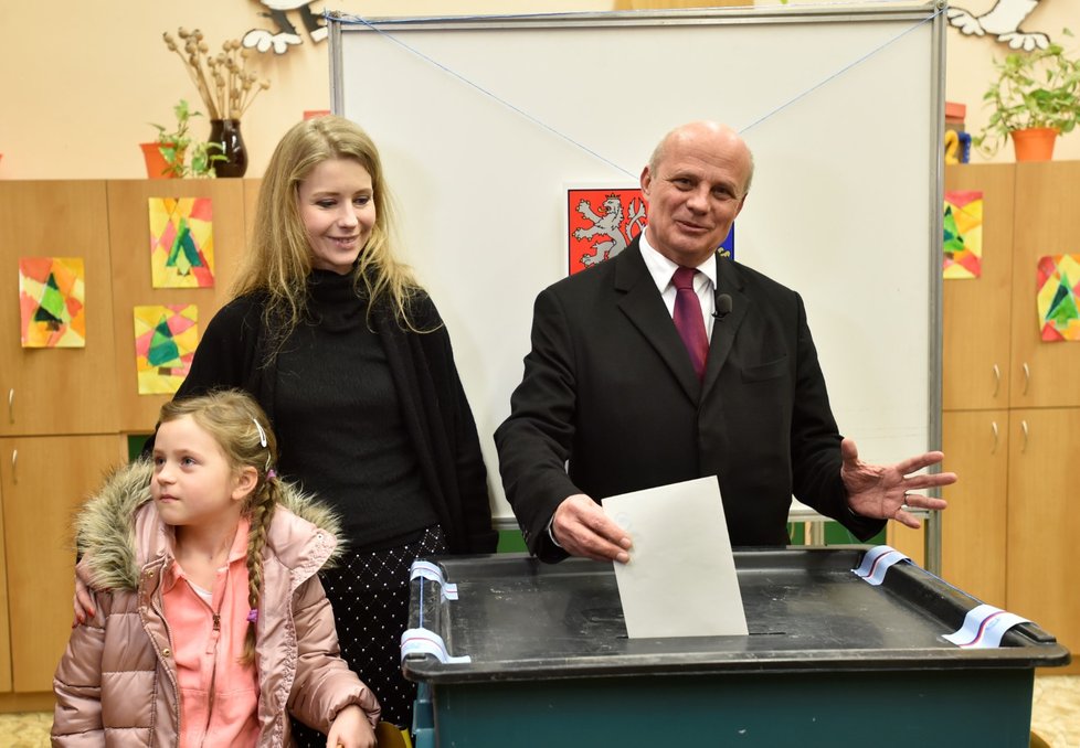 Prezidentský kandidát Michal Horáček s manželkou Michaelou a dcerou Julií ve volební místnosti v Roudnici nad Labem, kde odevzdal svůj hlas v prvním kole prezidentských voleb 12. ledna 2018.