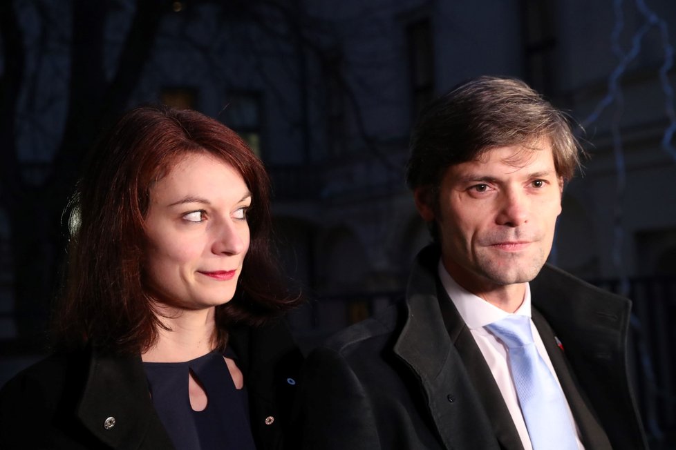 Jako předposlední z kandidátů k urnám dorazil lékař Marek Hilšer se svou manželkou (2018)