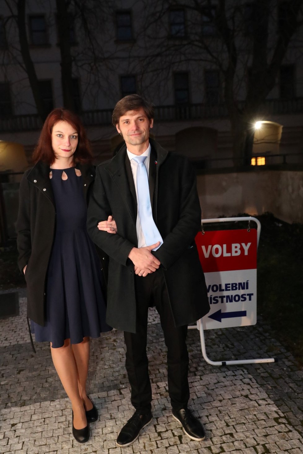 Jako předposlední z kandidátů k urnám dorazil lékař Marek Hilšer se svou manželkou