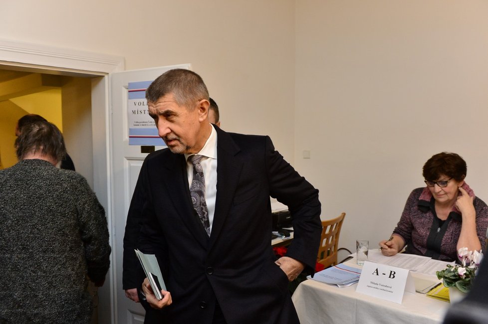 Andrej Babiš dorazil k volební urně bez manželky Moniky.