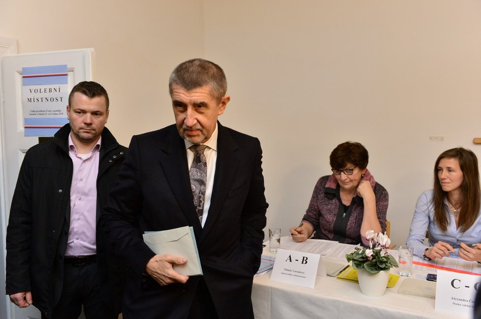 Andrej Babiš dorazil k volební urně bez manželky Moniky