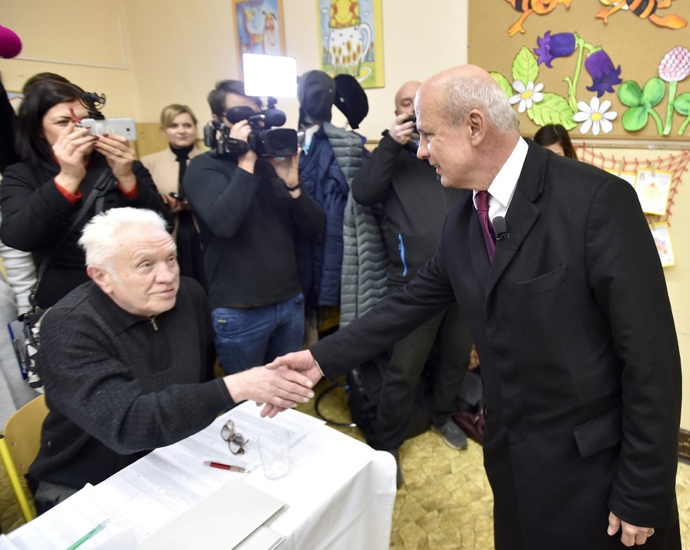 Prezidentský kandidát Michal Horáček ve volební místnosti v Roudnici nad Labem