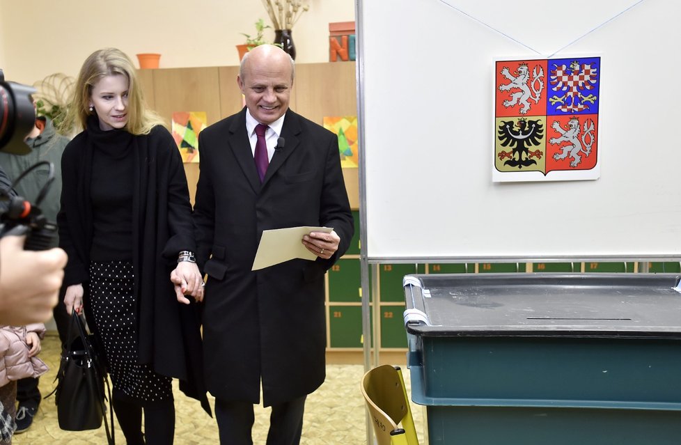 Michal Horáček ve volební místnosti při prezidentských volbách