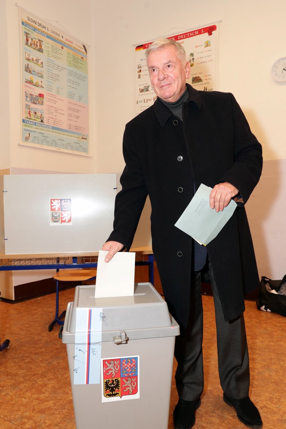 Takhle odevzdal svůj hlas prezidentský kandidát Vratislav Kulhánek.