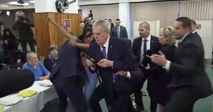 Prezidenta Zemana při volbě napadla aktivistka z hnutí Femen.