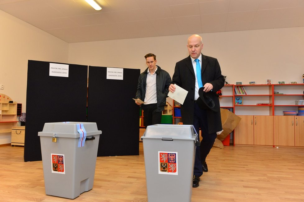 Prezidentský kandidát Pavel Fischer dorazil k volebním urnám i s rodinou