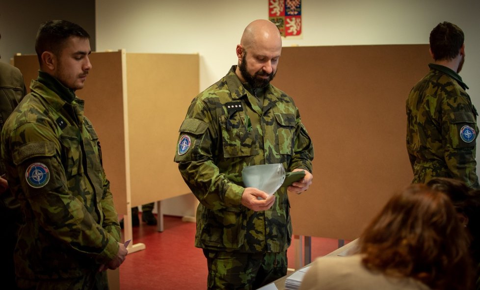 Prezidentské volby 2023: Vojáci nasazení v místě mnohonárodního bojového uskupení volili v prostorách Centra výcviku Lešť na Slovensku. (13.1.2023)