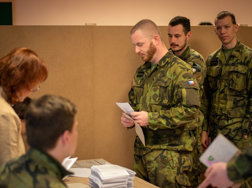 Prezidentské volby 2023: Vojáci nasazení v místě mnohonárodního bojového uskupení volili v prostorách Centra výcviku Lešť na Slovensku. (13.1.2023)