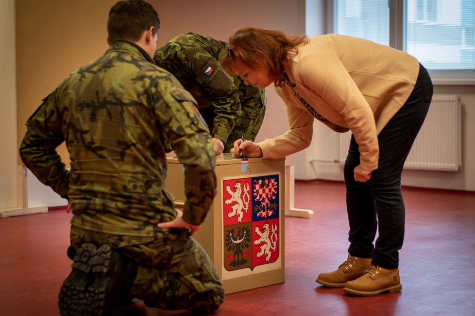 Prezidentské volby 2023: Vojáci nasazení v místě mnohonárodního bojového uskupení volili v prostorách Centra výcviku Lešť na Slovensku. (13.1.2023)