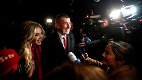 Prezidentské volby 2023: Příjezd Andreje Babiše s manželkou Monikou do volebního štábu. (14.1.2023)