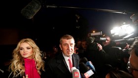 Prezidentské volby 2023:  Příjezd Andreje Babiše s manželkou Monikou do volebního štábu. (14.1.2023)