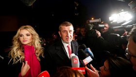 Prezidentské volby 2023: Příjezd Andreje Babiše s manželkou Monikou do volebního štábu. (14.1.2023)